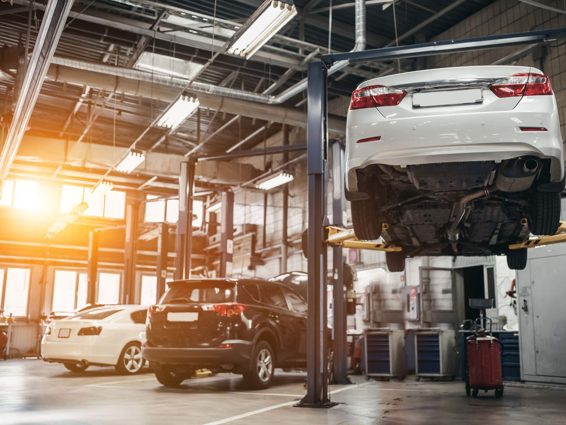 Automobili u radioničkoj garaži