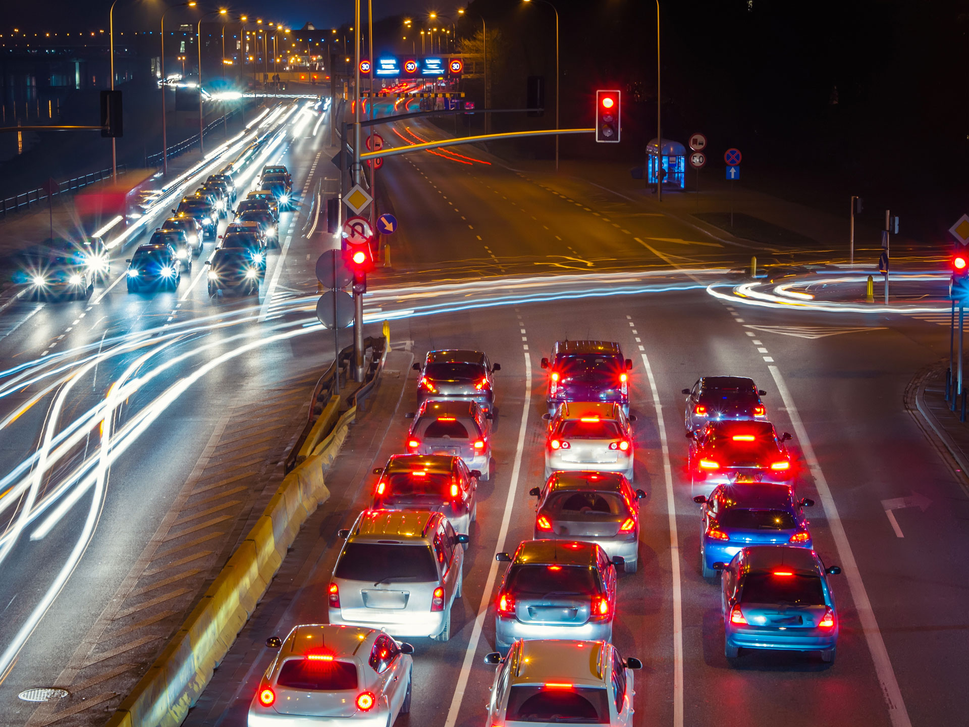 automobili noću