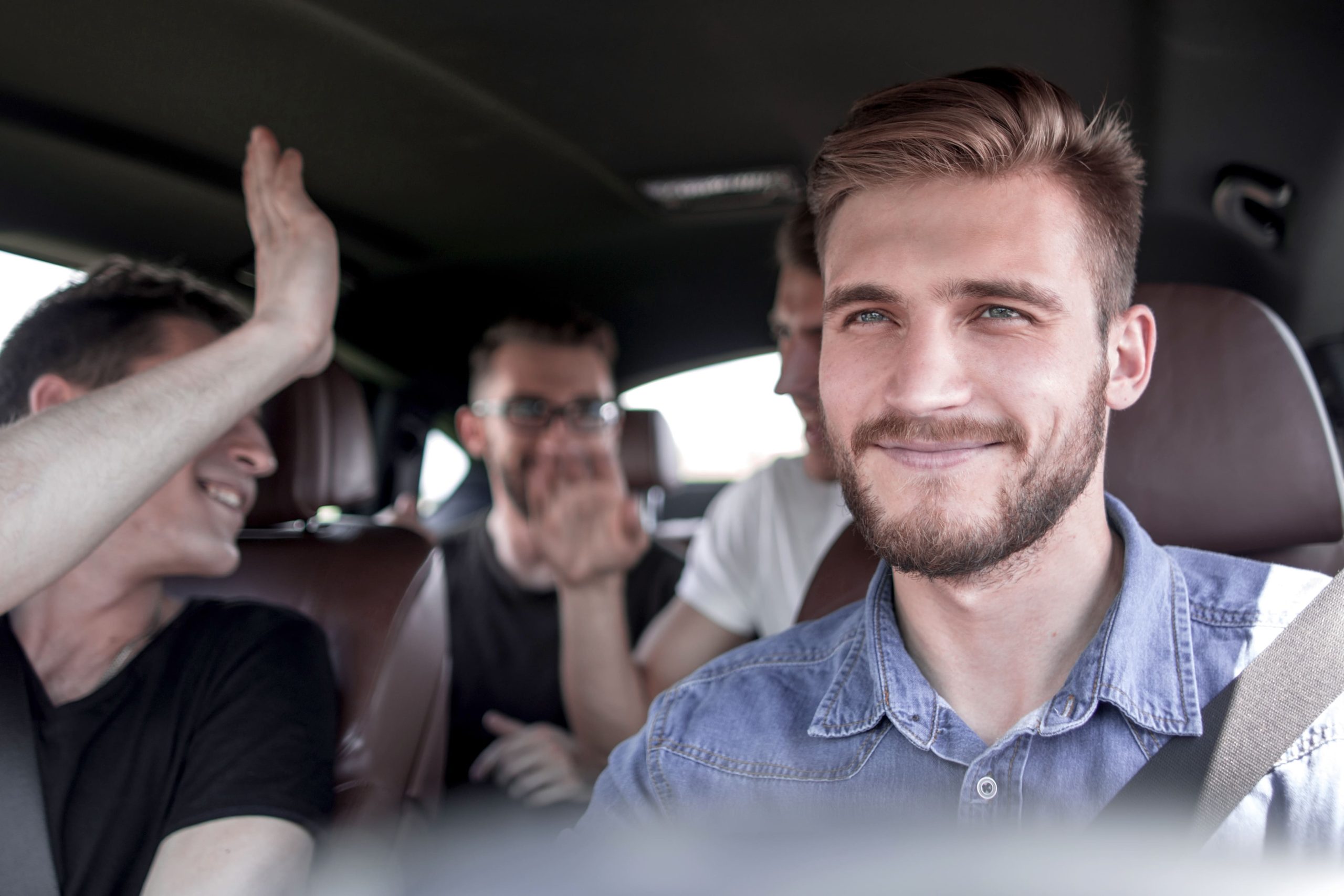 Vier Männer in einem Auto