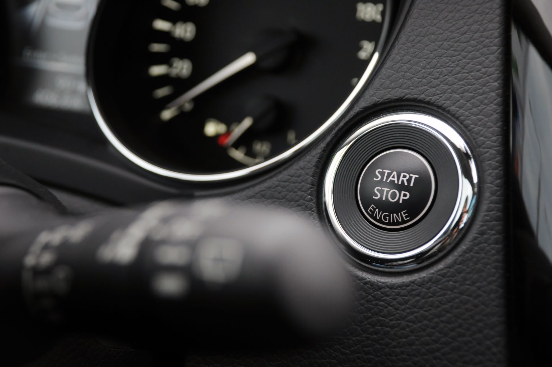 Tlačítko Start-Stop Engine na přístrojové desce