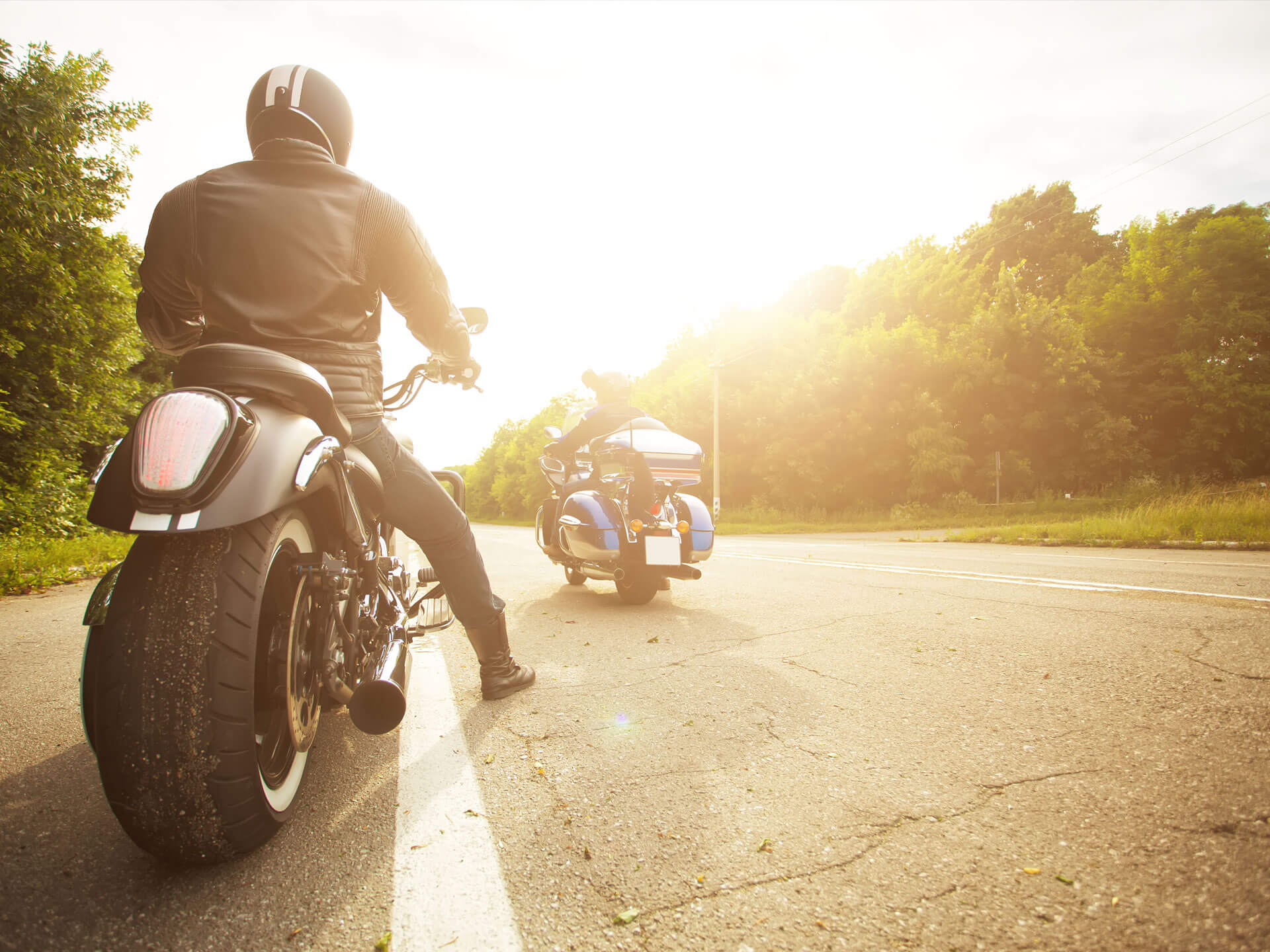 Due moto in strada con il tramonto