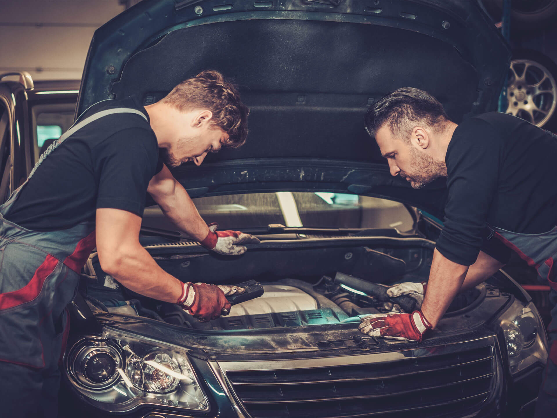 Zwei Männer inspizieren eine Motorhaube
